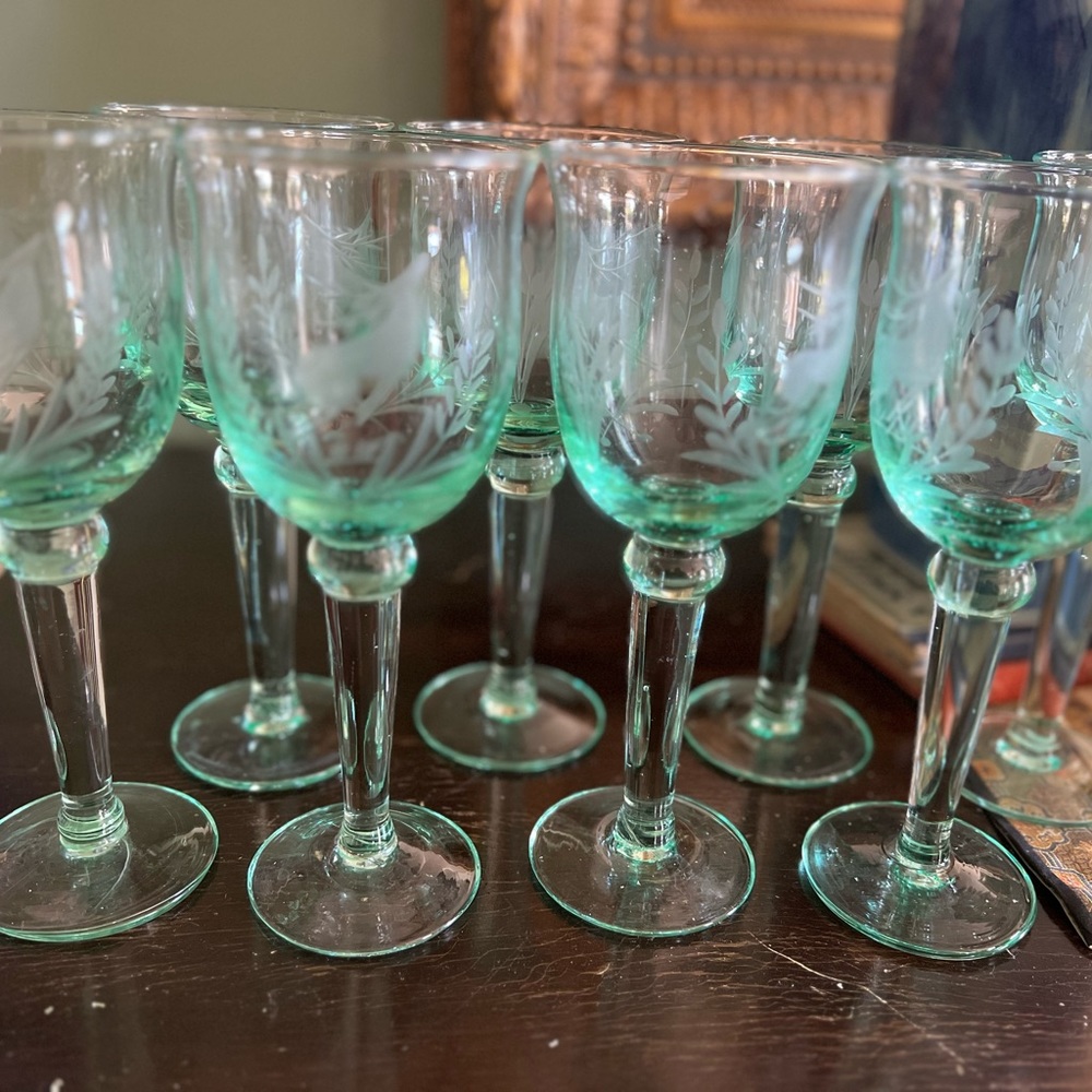 Set of 8 beautiful green etched Christmas reindeer glasses